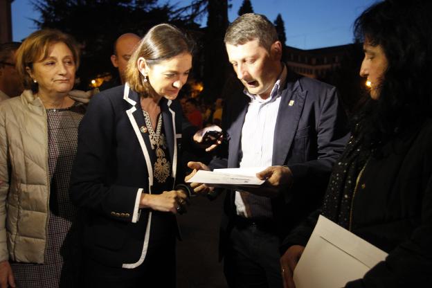 El alcalde de Tineo, José Ramón Feito, entrega una carta a Maroto. 