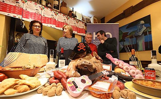 Teresa Álvarez, propietaria de Trattoria Mascareta, Mariví Monteserín, José Manuel García 'Roxín' y Manuel Campa, hoy, durante la presentación de los 'Menús de Antroxu'. 