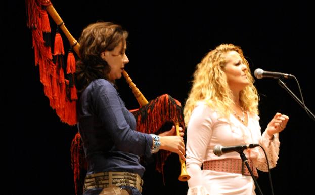 Dos mujeres, gaita y cantante, en el Concurso de Tonada de La Voz de Avilés