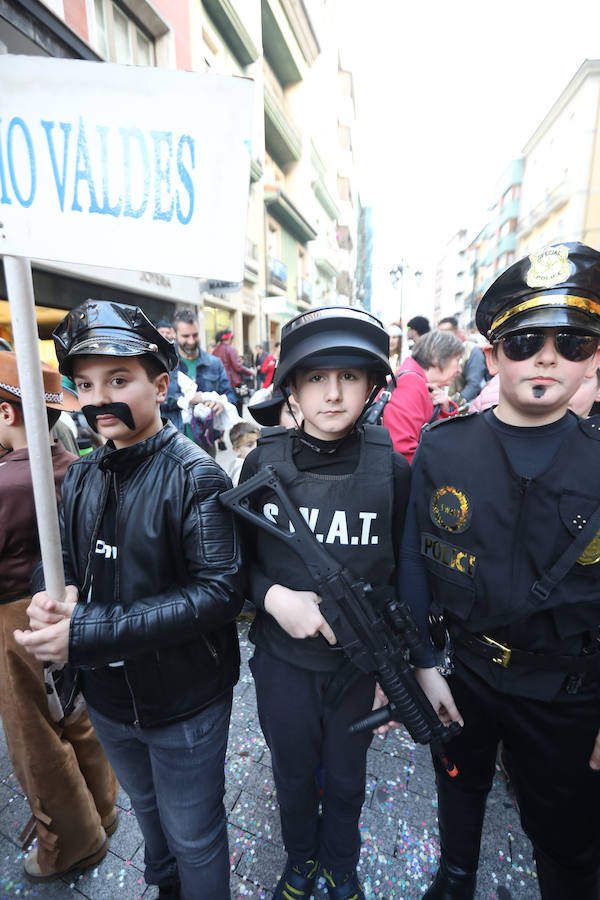 Cientos de escolares celebran el carnaval por el centro de Avilés y con una fiesta en el Quirinal