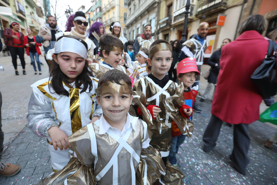 Cientos de escolares celebran el carnaval por el centro de Avilés y con una fiesta en el Quirinal