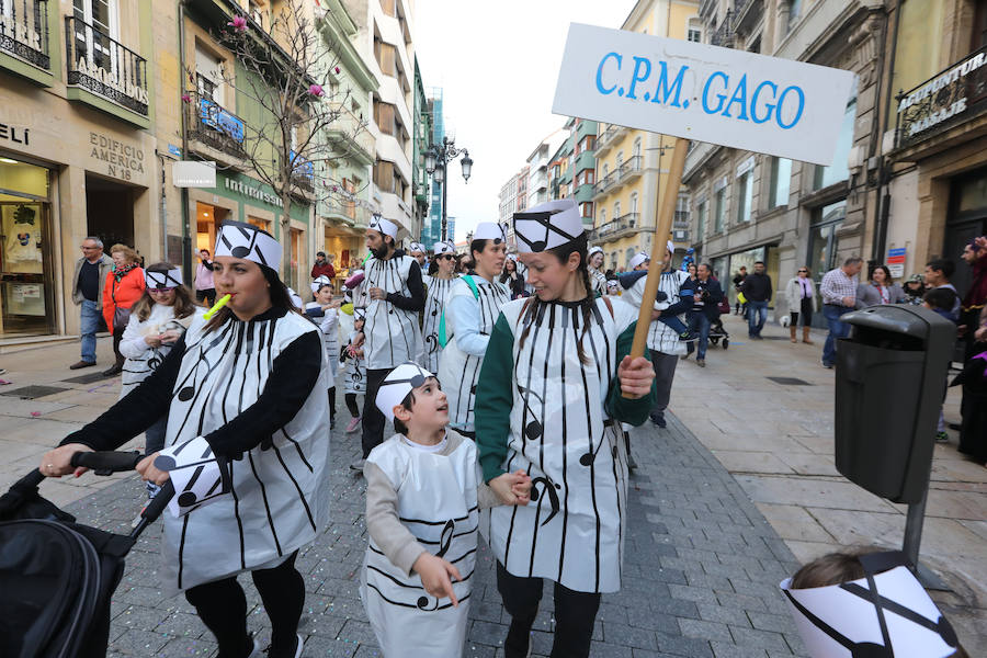 Cientos de escolares celebran el carnaval por el centro de Avilés y con una fiesta en el Quirinal