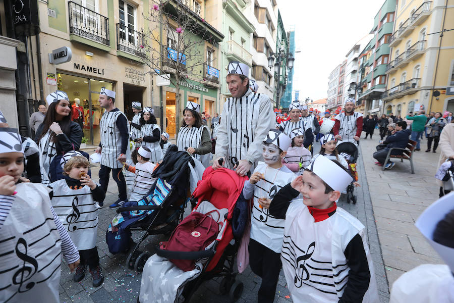 Cientos de escolares celebran el carnaval por el centro de Avilés y con una fiesta en el Quirinal