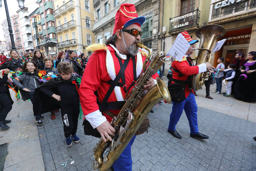 Cientos de escolares celebran el carnaval por el centro de Avilés y con una fiesta en el Quirinal