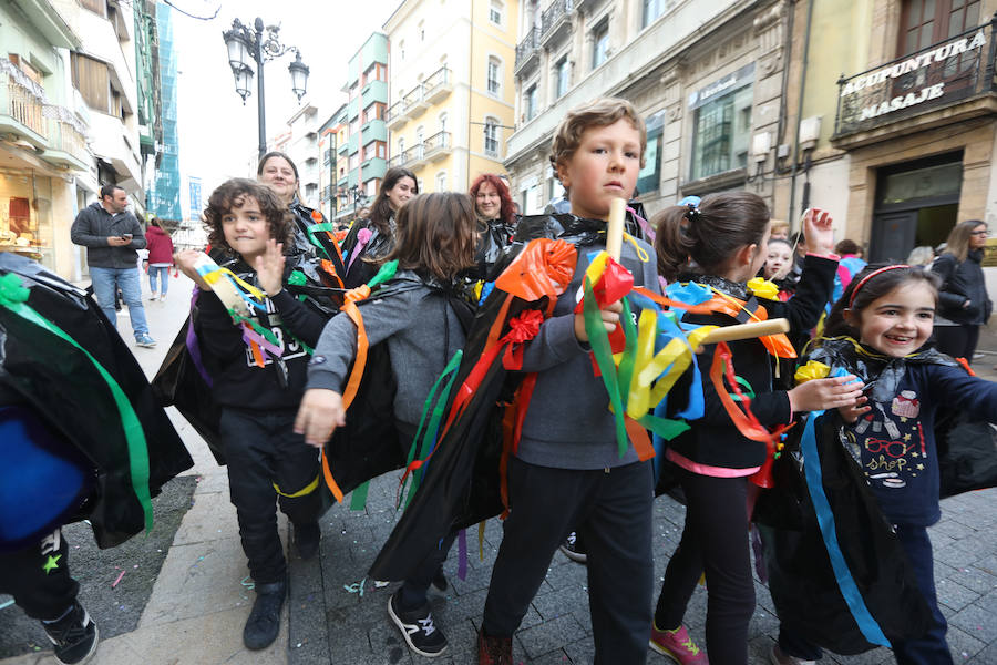 Cientos de escolares celebran el carnaval por el centro de Avilés y con una fiesta en el Quirinal