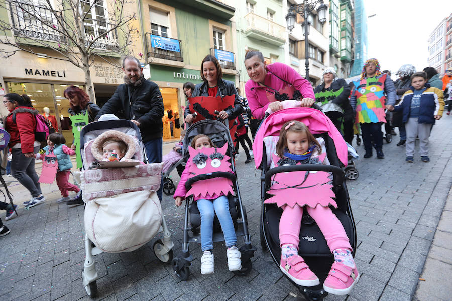 Cientos de escolares celebran el carnaval por el centro de Avilés y con una fiesta en el Quirinal