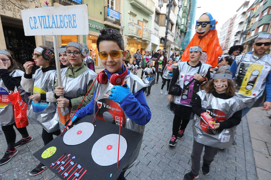 Cientos de escolares celebran el carnaval por el centro de Avilés y con una fiesta en el Quirinal