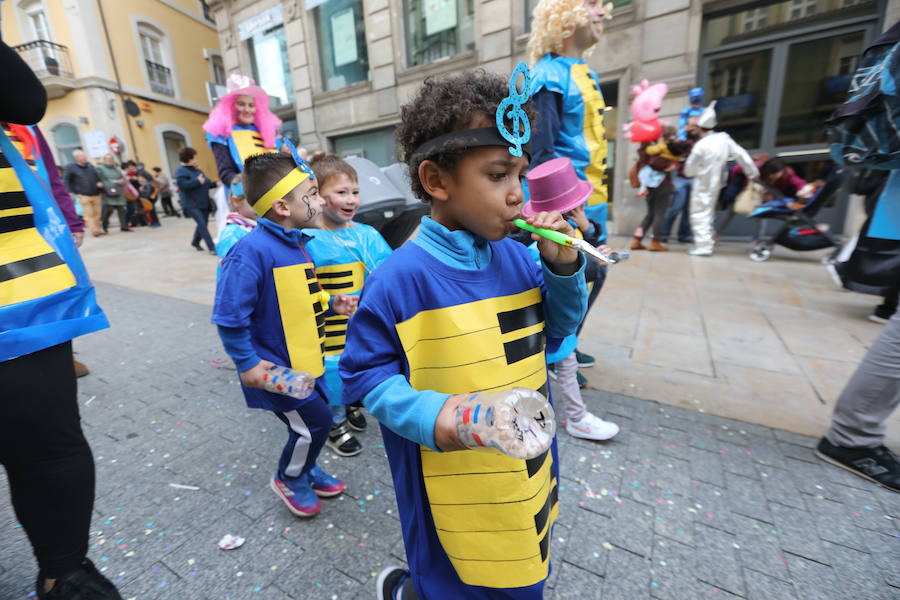 Cientos de escolares celebran el carnaval por el centro de Avilés y con una fiesta en el Quirinal