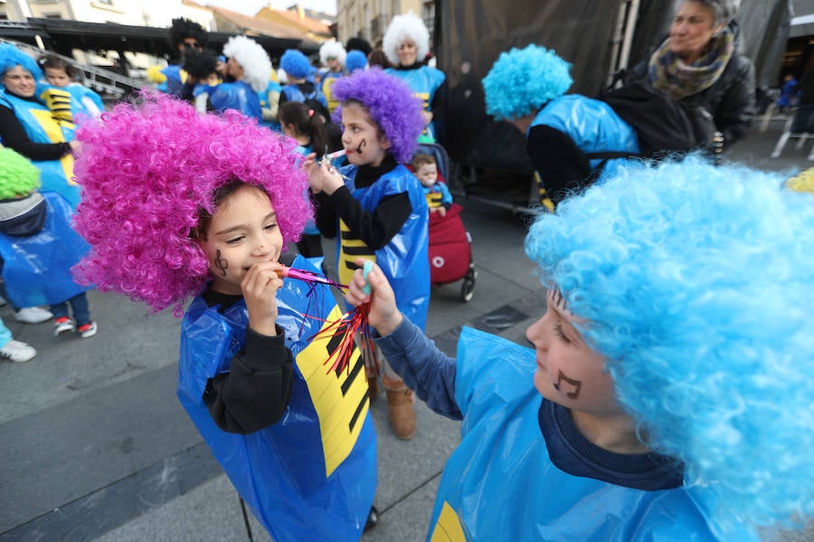 Cientos de escolares celebran el carnaval por el centro de Avilés y con una fiesta en el Quirinal