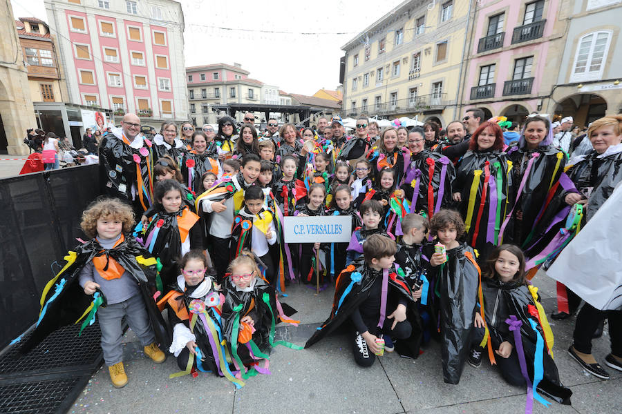 Cientos de escolares celebran el carnaval por el centro de Avilés y con una fiesta en el Quirinal