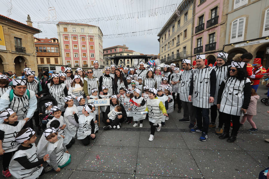 Cientos de escolares celebran el carnaval por el centro de Avilés y con una fiesta en el Quirinal