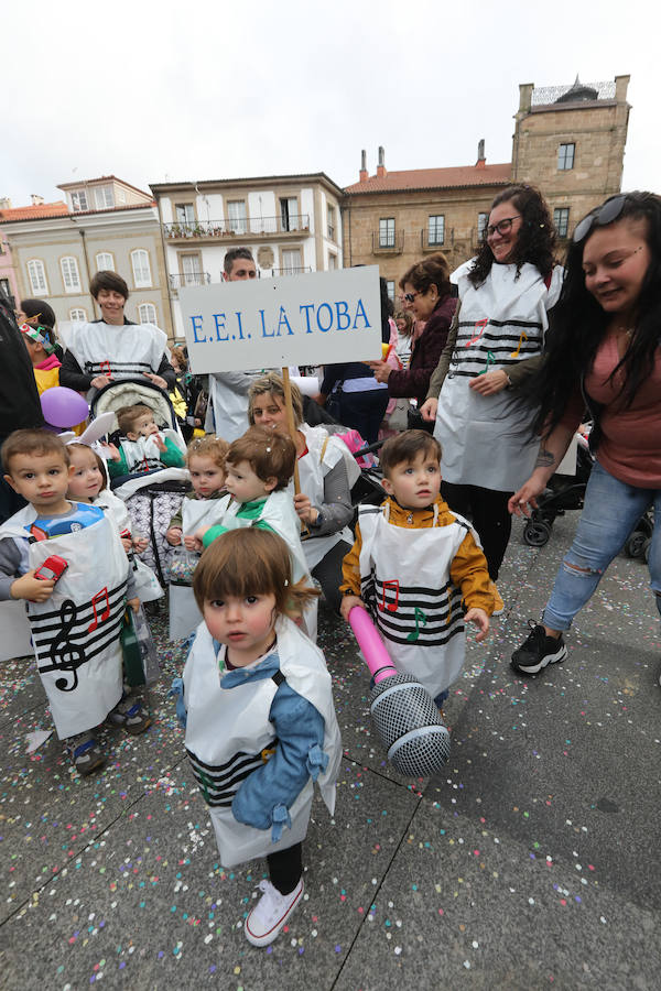 Cientos de escolares celebran el carnaval por el centro de Avilés y con una fiesta en el Quirinal