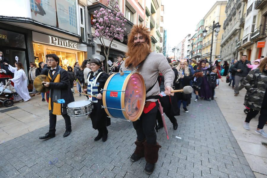 Cientos de escolares celebran el carnaval por el centro de Avilés y con una fiesta en el Quirinal