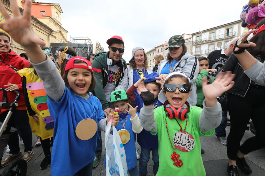 Cientos de escolares celebran el carnaval por el centro de Avilés y con una fiesta en el Quirinal