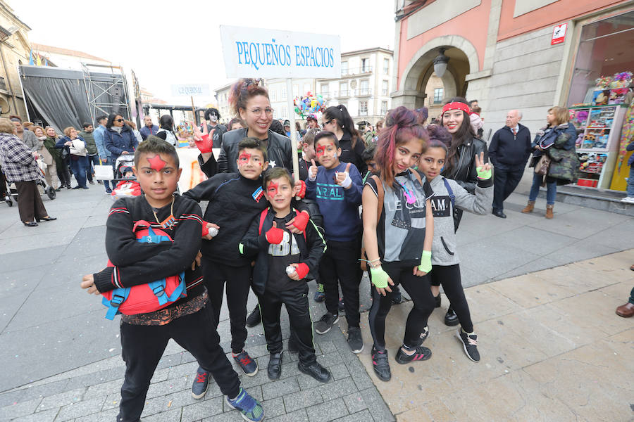 Cientos de escolares celebran el carnaval por el centro de Avilés y con una fiesta en el Quirinal