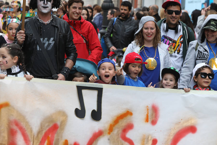 Cientos de escolares celebran el carnaval por el centro de Avilés y con una fiesta en el Quirinal