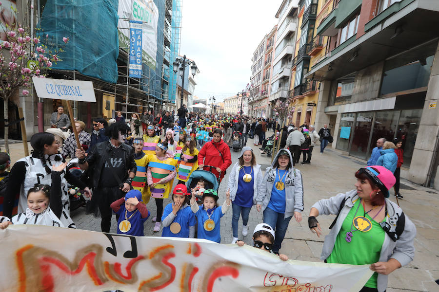 Cientos de escolares celebran el carnaval por el centro de Avilés y con una fiesta en el Quirinal