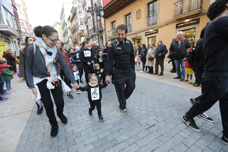 Cientos de escolares celebran el carnaval por el centro de Avilés y con una fiesta en el Quirinal