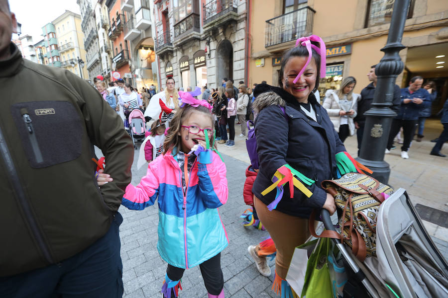 Cientos de escolares celebran el carnaval por el centro de Avilés y con una fiesta en el Quirinal