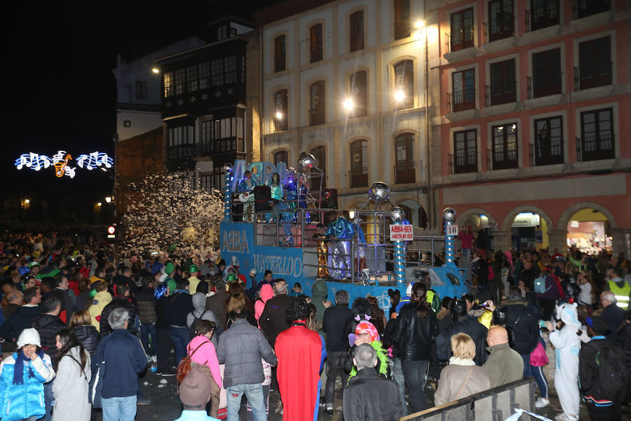 Treinta mil litros de espuma y agua inundaron el casco histórico de villa en una cita en la que las temperaturas agradables y los cielos despejados han estado presentes durante todo el recorrido