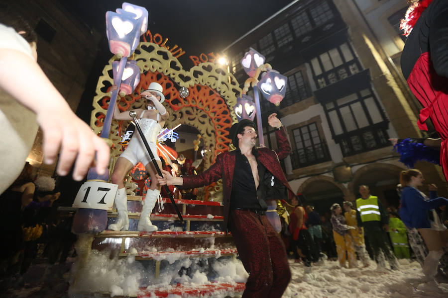 Treinta mil litros de espuma y agua inundaron el casco histórico de villa en una cita en la que las temperaturas agradables y los cielos despejados han estado presentes durante todo el recorrido