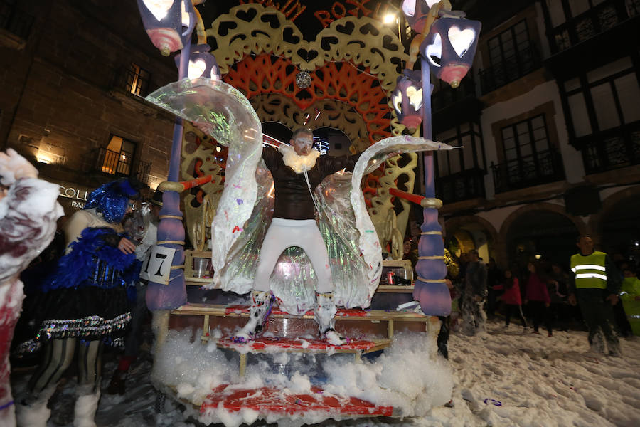 Treinta mil litros de espuma y agua inundaron el casco histórico de villa en una cita en la que las temperaturas agradables y los cielos despejados han estado presentes durante todo el recorrido