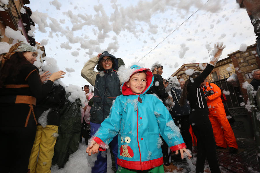 Treinta mil litros de espuma y agua inundaron el casco histórico de villa en una cita en la que las temperaturas agradables y los cielos despejados han estado presentes durante todo el recorrido