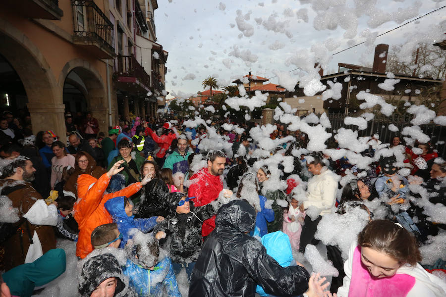 Treinta mil litros de espuma y agua inundaron el casco histórico de villa en una cita en la que las temperaturas agradables y los cielos despejados han estado presentes durante todo el recorrido