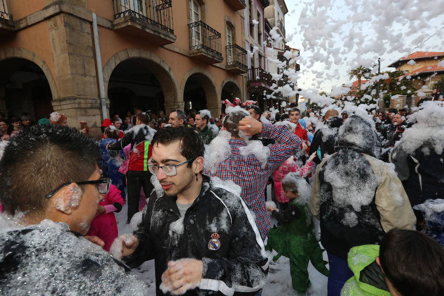 Treinta mil litros de espuma y agua inundaron el casco histórico de villa en una cita en la que las temperaturas agradables y los cielos despejados han estado presentes durante todo el recorrido