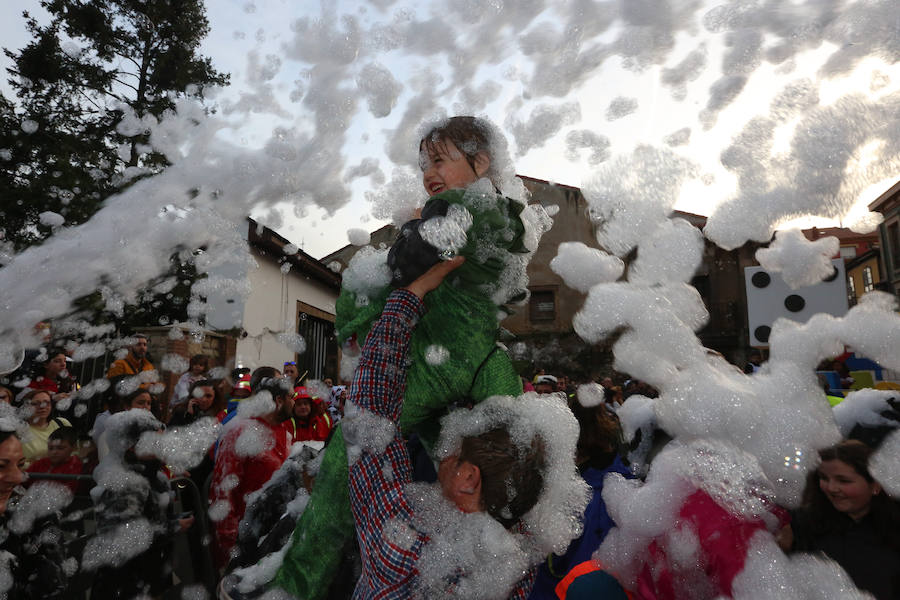 Treinta mil litros de espuma y agua inundaron el casco histórico de villa en una cita en la que las temperaturas agradables y los cielos despejados han estado presentes durante todo el recorrido