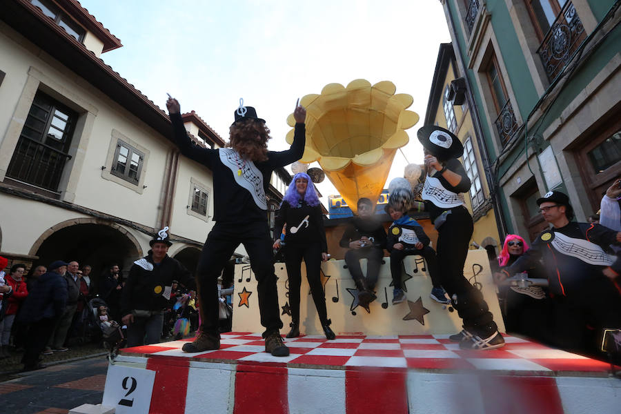 Treinta mil litros de espuma y agua inundaron el casco histórico de villa en una cita en la que las temperaturas agradables y los cielos despejados han estado presentes durante todo el recorrido