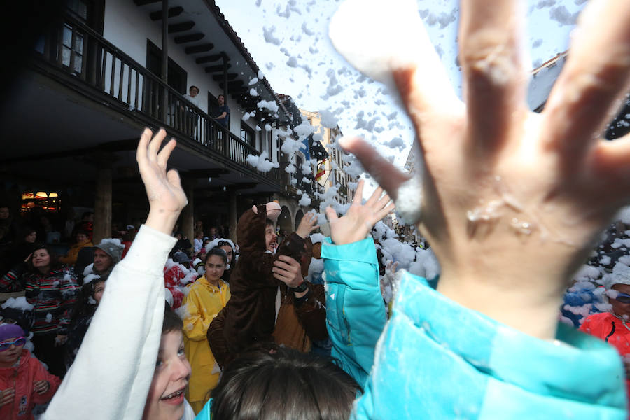 Treinta mil litros de espuma y agua inundaron el casco histórico de villa en una cita en la que las temperaturas agradables y los cielos despejados han estado presentes durante todo el recorrido