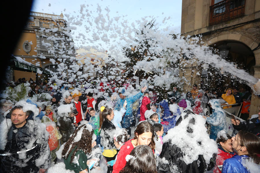 Treinta mil litros de espuma y agua inundaron el casco histórico de villa en una cita en la que las temperaturas agradables y los cielos despejados han estado presentes durante todo el recorrido