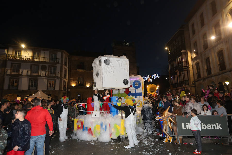 Treinta mil litros de espuma y agua inundaron el casco histórico de villa en una cita en la que las temperaturas agradables y los cielos despejados han estado presentes durante todo el recorrido