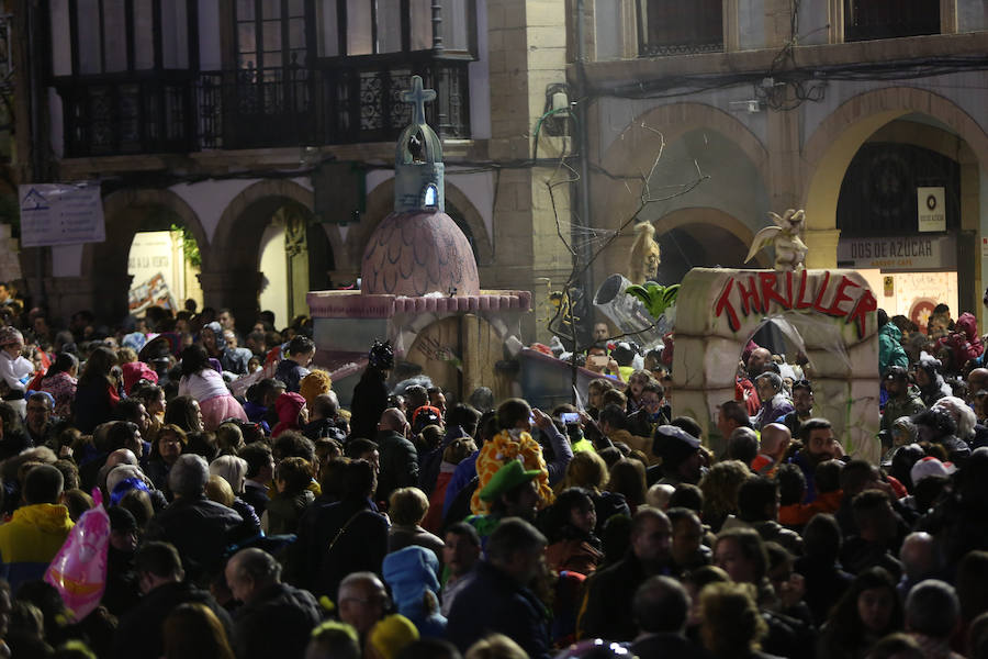 Treinta mil litros de espuma y agua inundaron el casco histórico de villa en una cita en la que las temperaturas agradables y los cielos despejados han estado presentes durante todo el recorrido