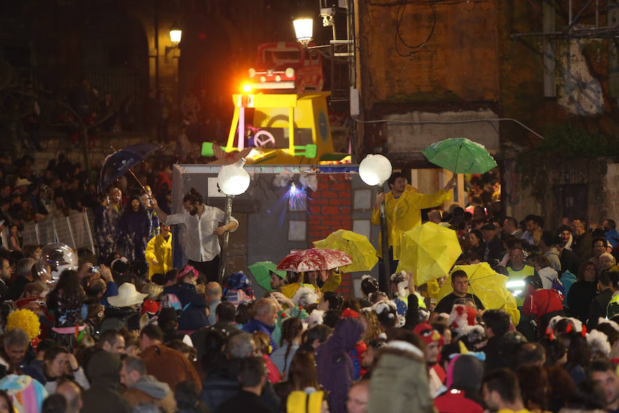 Treinta mil litros de espuma y agua inundaron el casco histórico de villa en una cita en la que las temperaturas agradables y los cielos despejados han estado presentes durante todo el recorrido