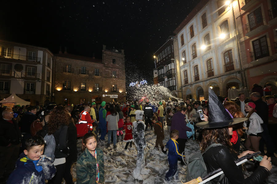 Treinta mil litros de espuma y agua inundaron el casco histórico de villa en una cita en la que las temperaturas agradables y los cielos despejados han estado presentes durante todo el recorrido