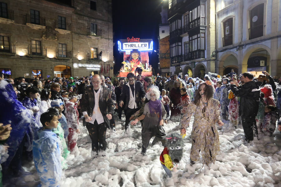 Treinta mil litros de espuma y agua inundaron el casco histórico de villa en una cita en la que las temperaturas agradables y los cielos despejados han estado presentes durante todo el recorrido