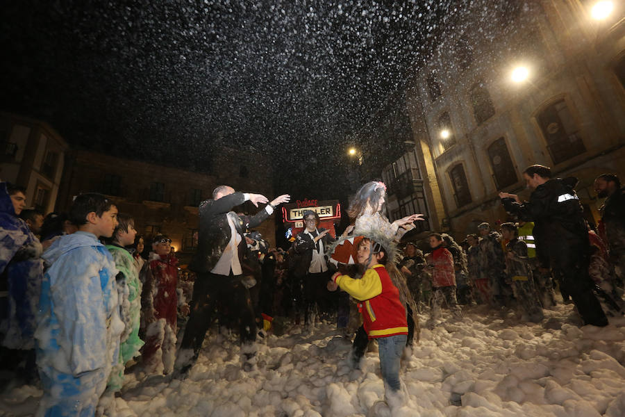 Treinta mil litros de espuma y agua inundaron el casco histórico de villa en una cita en la que las temperaturas agradables y los cielos despejados han estado presentes durante todo el recorrido