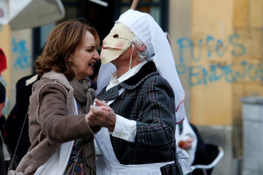 Los veinte personajes hicieron comedia por una decena de calles del casco histórico y después plantaron la vieya