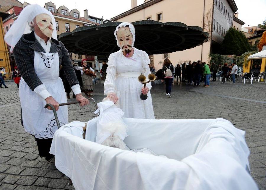 Los veinte personajes hicieron comedia por una decena de calles del casco histórico y después plantaron la vieya