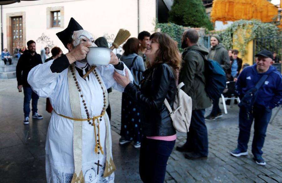 Los veinte personajes hicieron comedia por una decena de calles del casco histórico y después plantaron la vieya