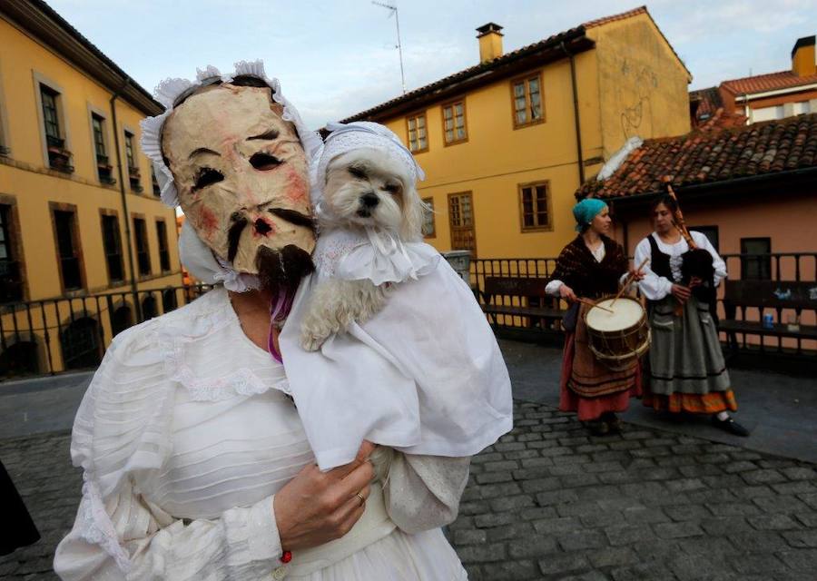 Los veinte personajes hicieron comedia por una decena de calles del casco histórico y después plantaron la vieya