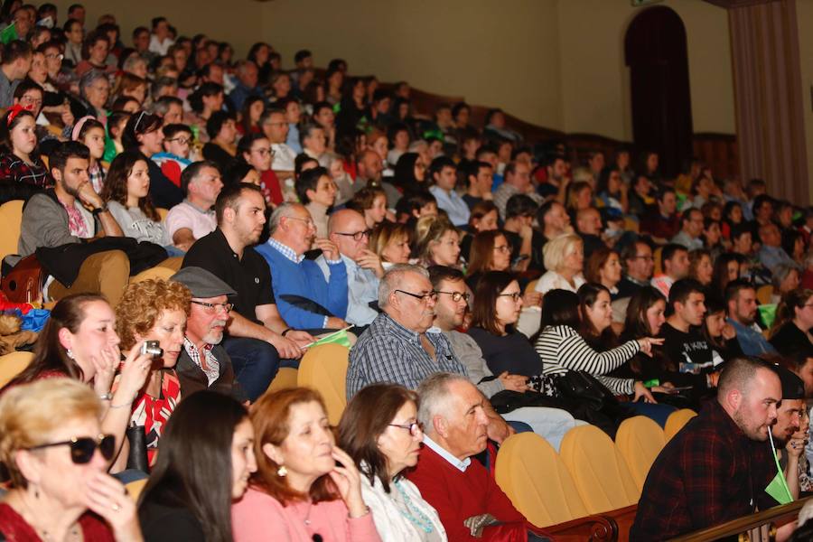 El evento, moderado por Alberto Rodríguez, tuvo una gran carga de humor ácido, canciones críticas y disfraces de lo más elaborados. 