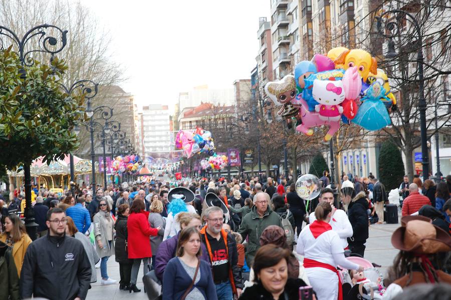 El evento, moderado por Alberto Rodríguez, tuvo una gran carga de humor ácido, canciones críticas y disfraces de lo más elaborados. 