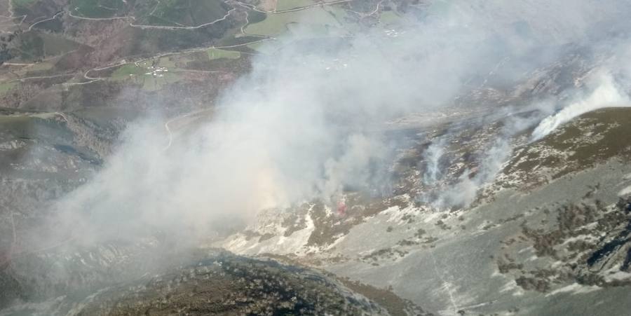 Una intensa oleada de incendios obliga a Asturias a solicitar la intervención del Ejército.