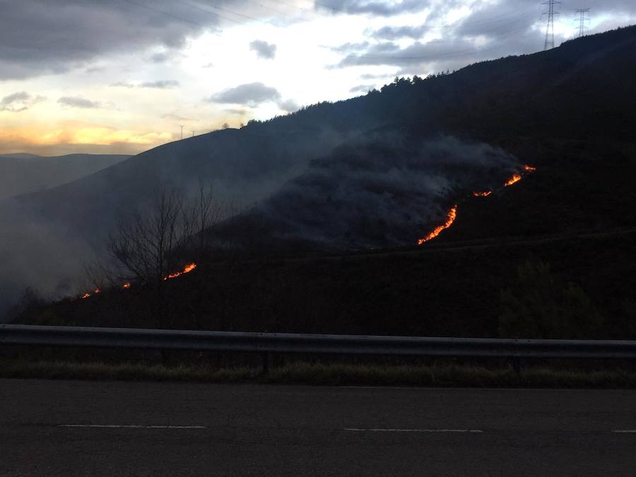 Una intensa oleada de incendios obliga a Asturias a solicitar la intervención del Ejército.