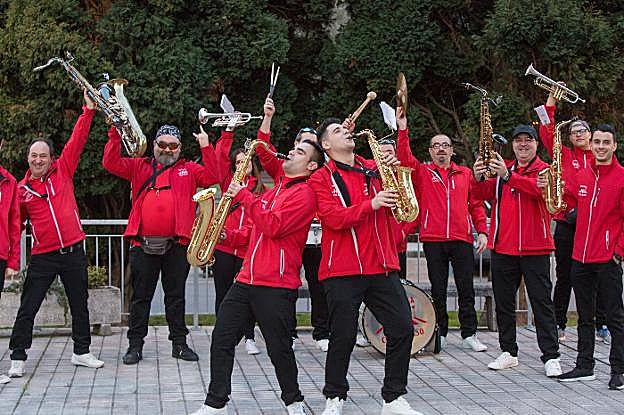 La charanga Ceda el Paso durante su debut, el pasado miércoles en Llaranes. 
