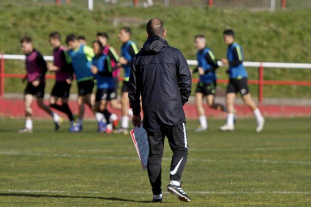 José Alberto, de espaldas durante el entrenamiento de ayer, observando a sus jugadores en el calentamiento. 