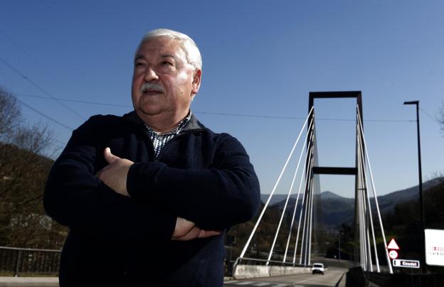 Ramón García Saiz posa en el puente de los accesos a Soto de Ribera, un proyecto que financió el Principado. 